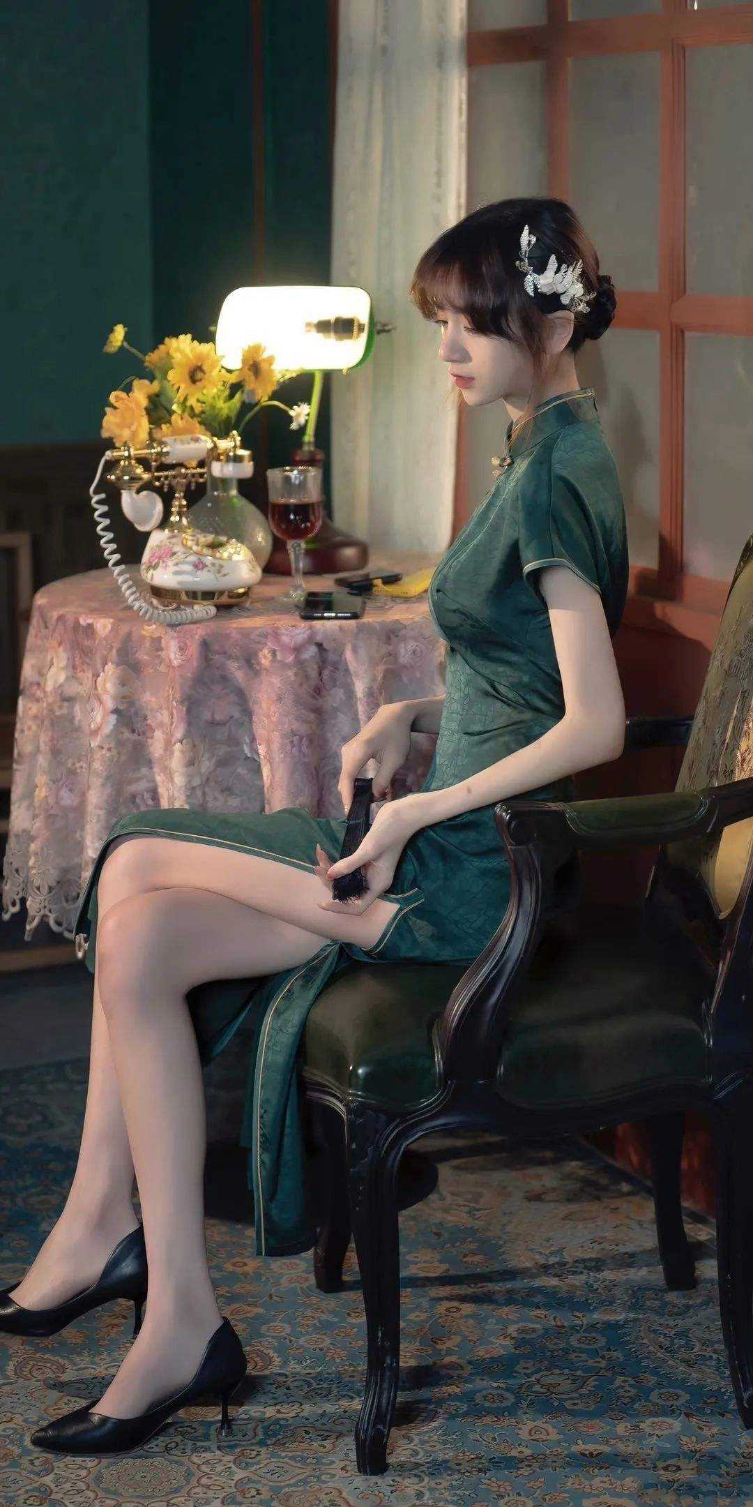 纪念日被老婆放鸽子后，我看到了她和闺蜜的聊天记录小说
